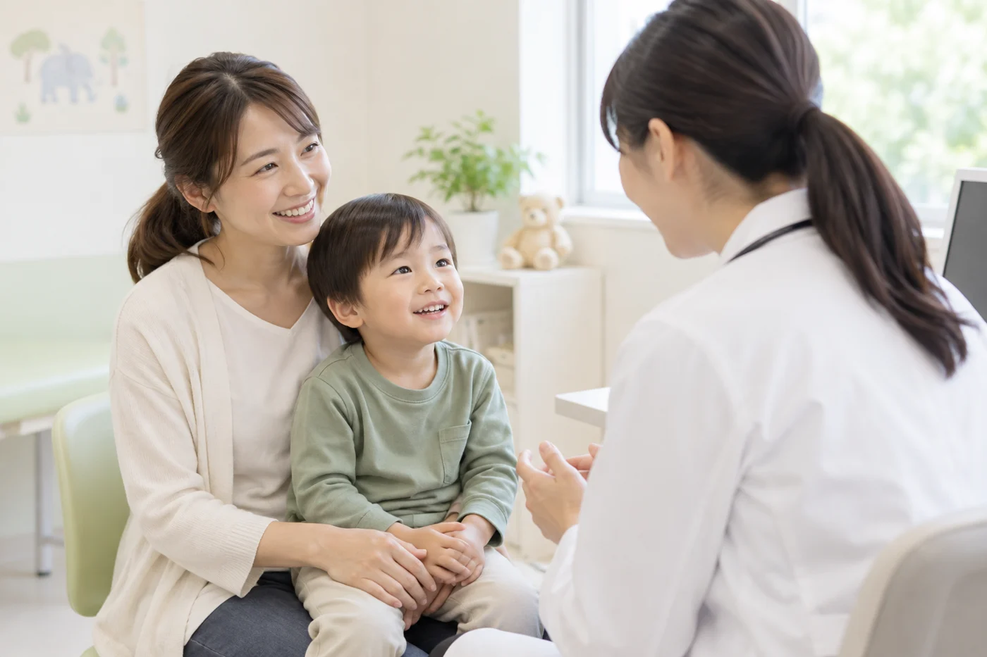診察で話を聞く医師と親子のイメージ
