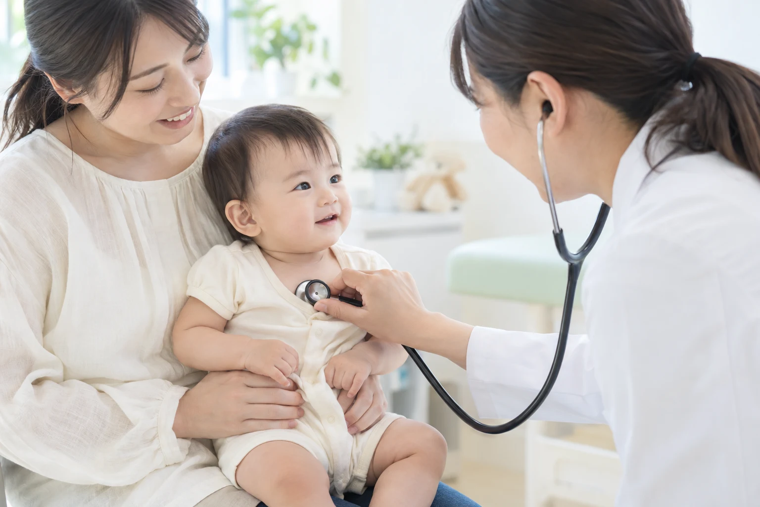 保護者に抱かれた赤ちゃんの健診のイメージ